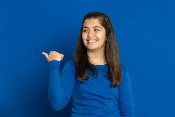 Morena Jovem Mulher Vestindo Uma Camiseta Amarela Fundo Azul — Fotografia de Stock