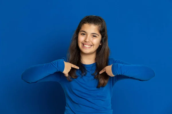 Mujer Joven Morena Con Una Camiseta Amarilla Sobre Fondo Azul —  Fotos de Stock