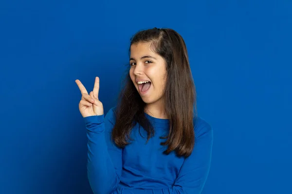 Brunette Jonge Vrouw Draagt Een Geel Shirt Een Blauwe Achtergrond — Stockfoto