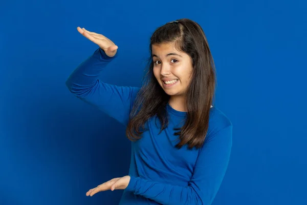 Morena Jovem Mulher Vestindo Uma Camiseta Amarela Fundo Azul — Fotografia de Stock