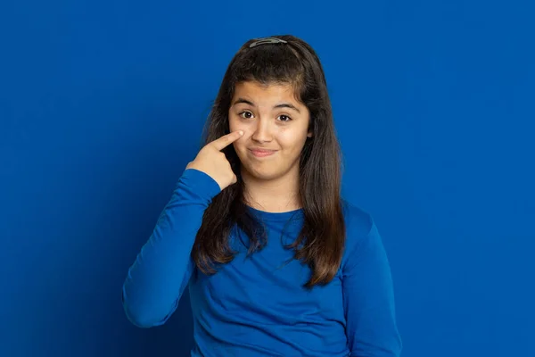 Brünette Junge Frau Mit Gelbem Shirt Auf Blauem Hintergrund — Stockfoto