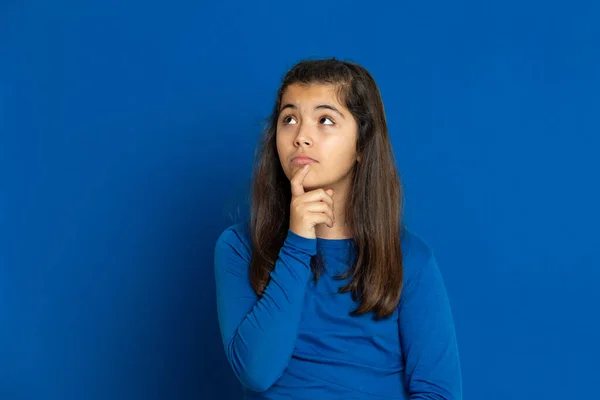 Adorável Menina Pré Adolescente Com Camisa Azul Backgroun Azul — Fotografia de Stock