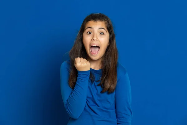 Adorável Menina Pré Adolescente Com Camisa Azul Backgroun Azul — Fotografia de Stock