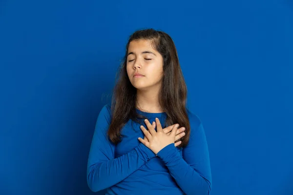 Imádnivaló Tinédzser Lány Kék Mezben Egy Kék Backgroun — Stock Fotó