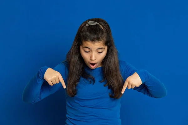 Adorável Menina Pré Adolescente Com Camisa Azul Backgroun Azul — Fotografia de Stock