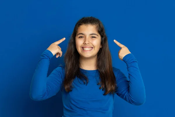 Mavi Formalı Şirin Genç Bir Kız — Stok fotoğraf