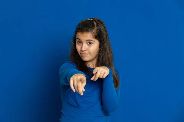 Adorable Chica Preadolescente Con Jersey Azul Sobre Fondo Azul —  Fotos de Stock