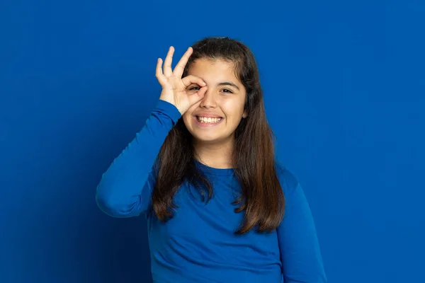 Adorável Menina Pré Adolescente Com Camisa Azul Backgroun Azul — Fotografia de Stock