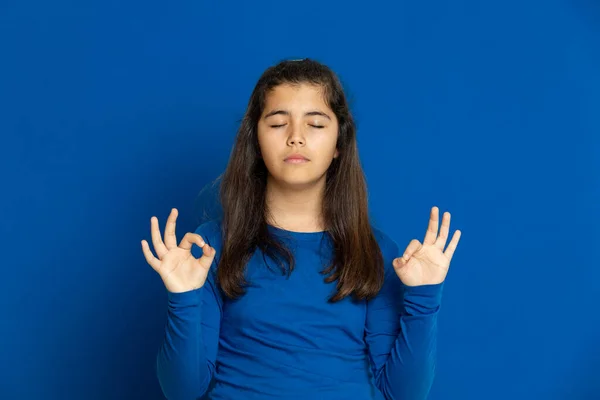 Mavi Arka Planda Sevimli Bir Genç Kız — Stok fotoğraf