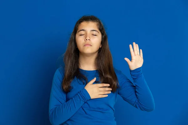 Förtjusande Preteen Flicka Med Blå Jersey Blå Backgroun — Stockfoto