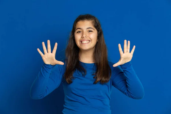 Adorable Fille Préadolescente Sur Fond Bleu — Photo