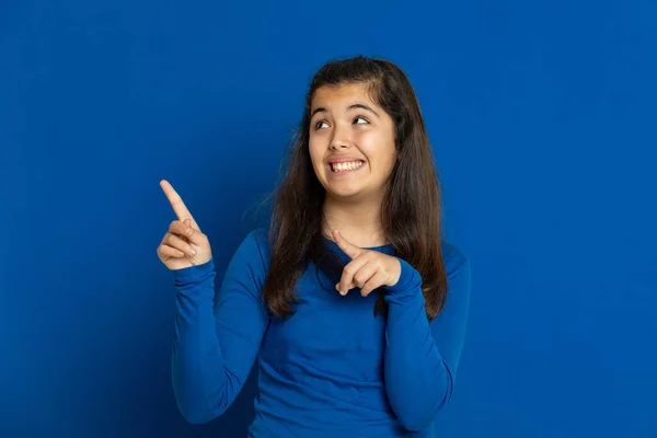 Urocza Nastolatka Niebieską Koszulką Niebieskim Tle — Zdjęcie stockowe