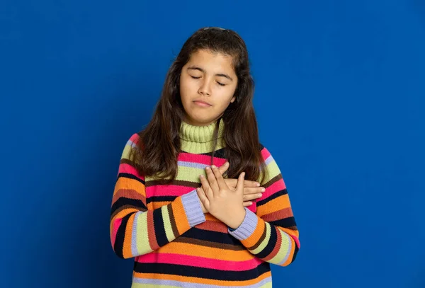 Adorable Niña Preadolescente Con Jersey Rayas Sobre Fondo Azul — Foto de Stock