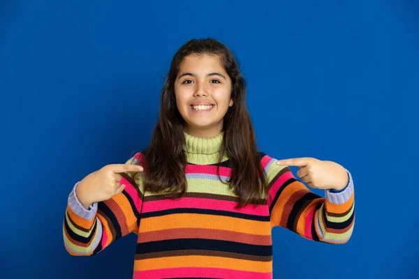 Bedårande Preteen Flicka Med Randig Jersey Blå Bakgrund — Stockfoto