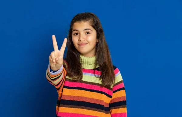 Adorável Menina Pré Adolescente Com Camisa Listrada Fundo Azul — Fotografia de Stock