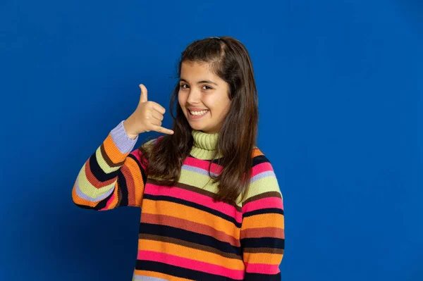 Adorável Menina Pré Adolescente Com Camisa Listrada Fundo Azul — Fotografia de Stock