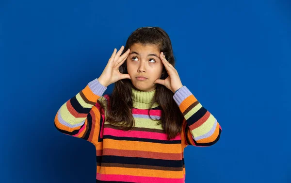 Adorable Niña Preadolescente Con Jersey Rayas Sobre Fondo Azul —  Fotos de Stock