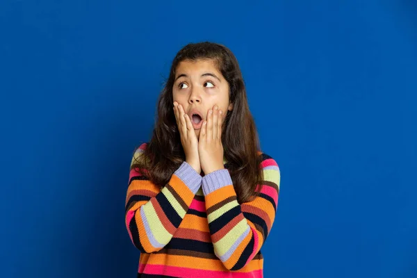 Adorável Menina Pré Adolescente Com Camisa Listrada Fundo Azul — Fotografia de Stock