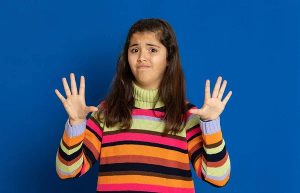 Liebenswertes Preteen Mädchen Mit Gestreiftem Jersey Auf Blauem Hintergrund — Stockfoto