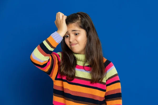 Adorável Menina Pré Adolescente Com Camisa Listrada Fundo Azul — Fotografia de Stock