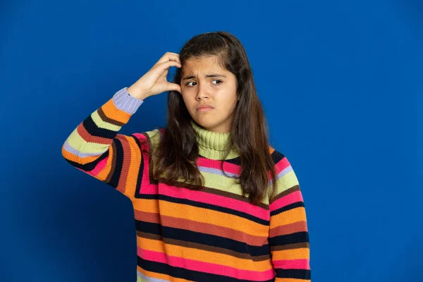 Adorável Menina Pré Adolescente Com Camisa Listrada Fundo Azul — Fotografia de Stock