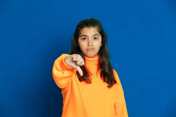 Adorable Niña Preadolescente Con Jersey Amarillo Sobre Fondo Azul Imagen de stock