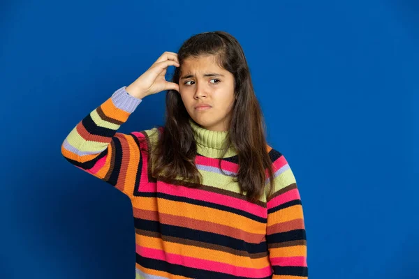 Imádnivaló Tizenéves Lány Csíkos Mez Kék Háttér Jogdíjmentes Stock Képek