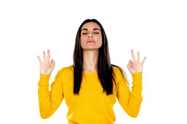 Çekici esmer kadın beyaz bir arka planda izole edilmiş.