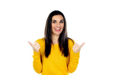 Çekici esmer kadın beyaz bir arka planda izole edilmiş.