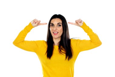 Çekici esmer kadın beyaz bir arka planda izole edilmiş.