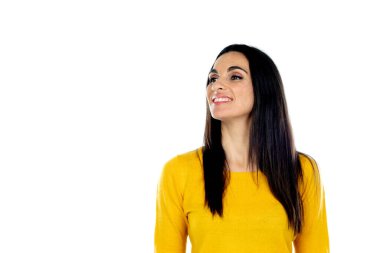 Çekici esmer kadın beyaz bir arka planda izole edilmiş.