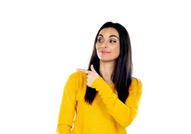 Çekici esmer kadın beyaz bir arka planda izole edilmiş.