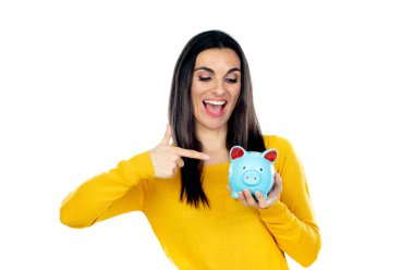 Çekici esmer kadın beyaz bir arka planda izole edilmiş.