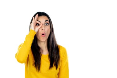 Çekici esmer kadın beyaz bir arka planda izole edilmiş.