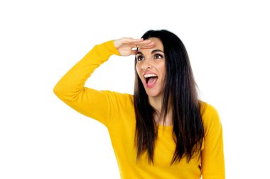 Çekici esmer kadın beyaz bir arka planda izole edilmiş.