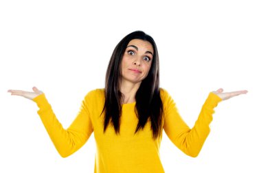 Çekici esmer kadın beyaz bir arka planda izole edilmiş.
