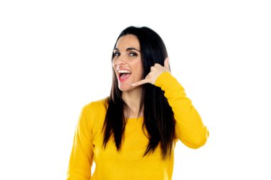 Çekici esmer kadın beyaz bir arka planda izole edilmiş.