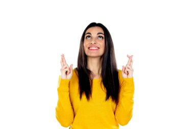 Çekici esmer kadın beyaz bir arka planda izole edilmiş.