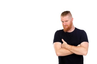 Kızıl saçlı adam beyaz arka planda izole edilmiş.