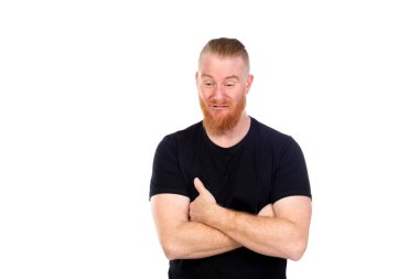 Kızıl saçlı adam beyaz arka planda izole edilmiş.