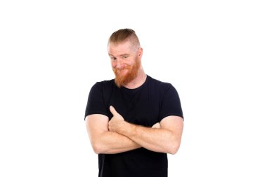 Kızıl saçlı adam beyaz arka planda izole edilmiş.