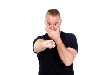 Kızıl saçlı adam beyaz arka planda izole edilmiş.