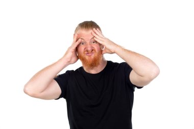 Kızıl saçlı adam beyaz arka planda izole edilmiş.