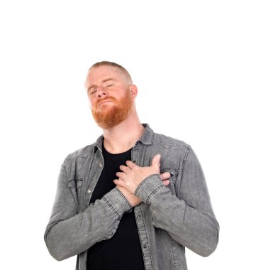 Kızıl saçlı adam beyaz arka planda izole edilmiş.