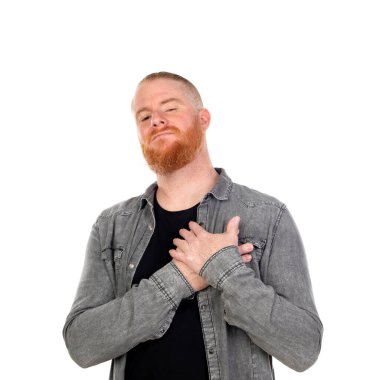 Kızıl saçlı adam beyaz arka planda izole edilmiş.