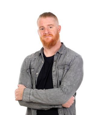 Kızıl saçlı adam beyaz arka planda izole edilmiş.