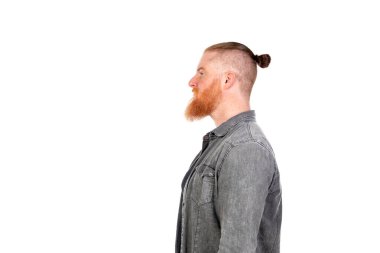 Kızıl saçlı adam beyaz arka planda izole edilmiş.