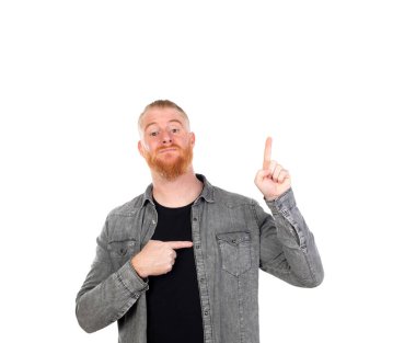 Kızıl saçlı adam beyaz arka planda izole edilmiş.