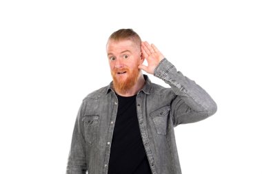 Kızıl saçlı adam beyaz arka planda izole edilmiş.