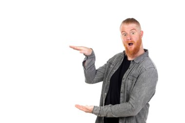 Kızıl saçlı adam beyaz arka planda izole edilmiş.